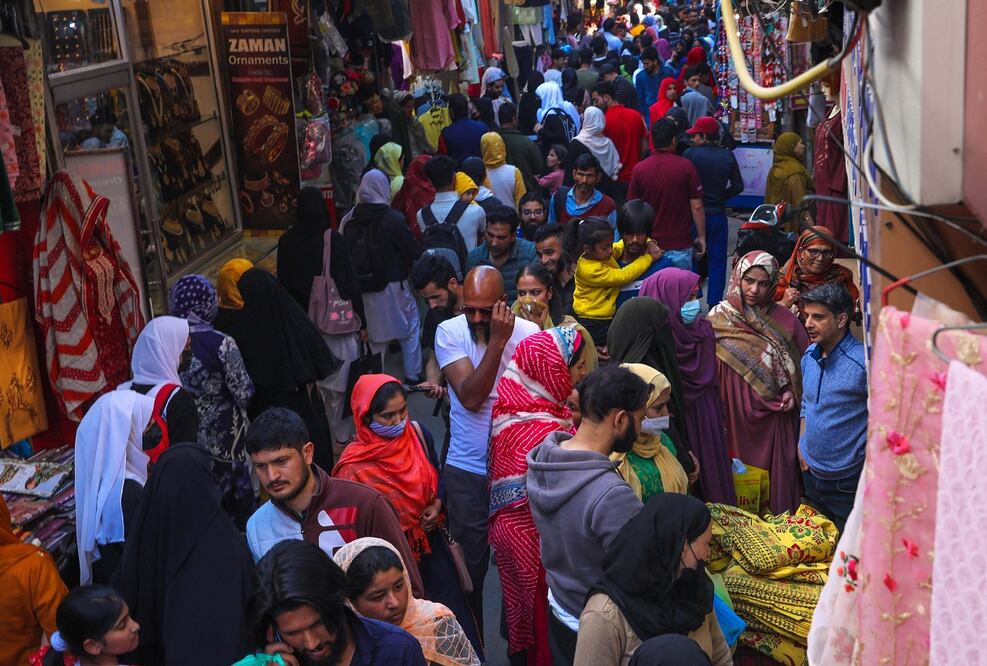 Habitantes en la India, en un mercado de Srinagar, la capital de verano de la Cachemira india. Foto: EFE