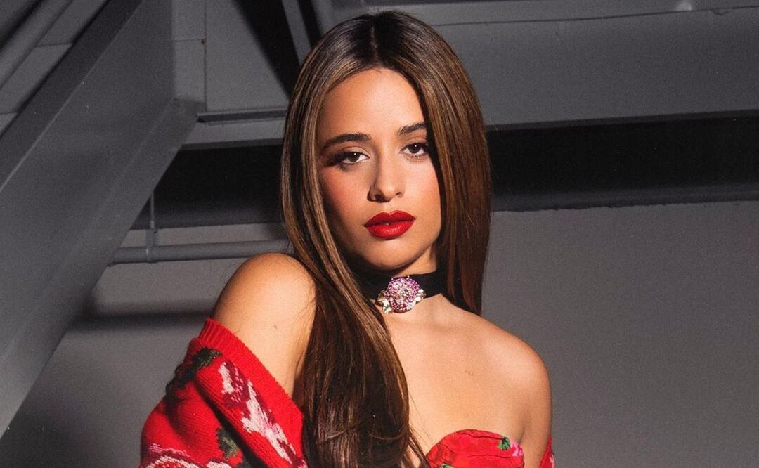 Camila Cabello eleva un look de prendas clásicas con un atrevido arnés de cuero / Foto: Instagram @camila_cabello