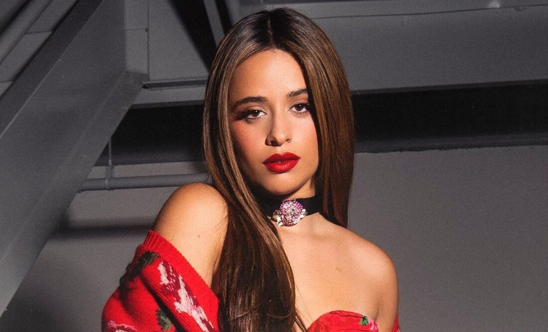 Camila Cabello eleva un look de prendas clásicas con un atrevido arnés de cuero / Foto: Instagram @camila_cabello