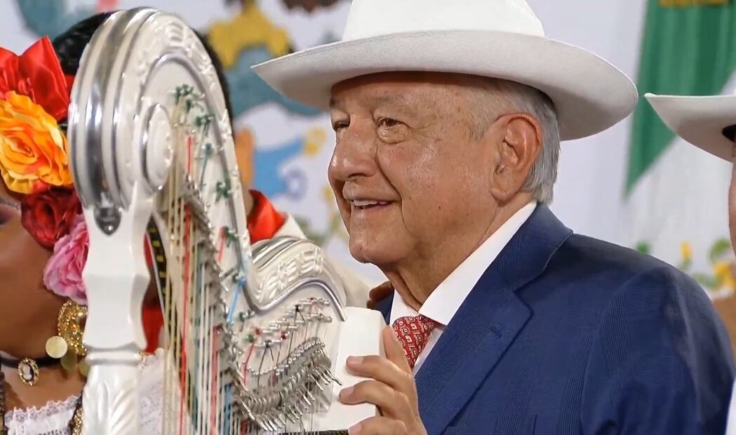 AMLO ofreció concierto en la mañanera para las mamás. Foto: Especial