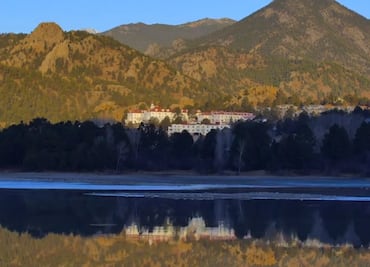 Oso reordena muebles de hotel que inspiró “El resplandor”