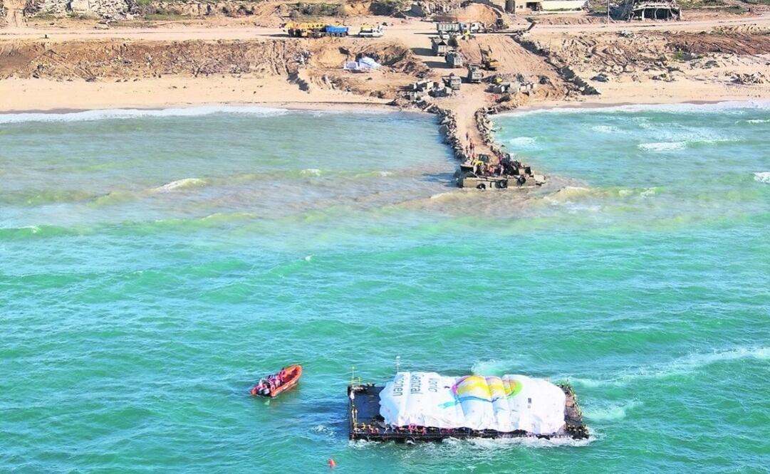 Un barco que transporta ayuda humanitaria al llegar ayer a la Franja de Gaza. Foto: AFP