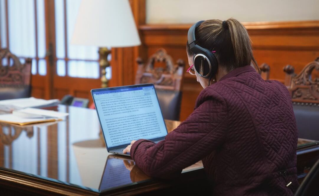 Claudia Sheinbaum en las revisiones de su libro “Diario de una transición histórica”. Foto: Presidencia