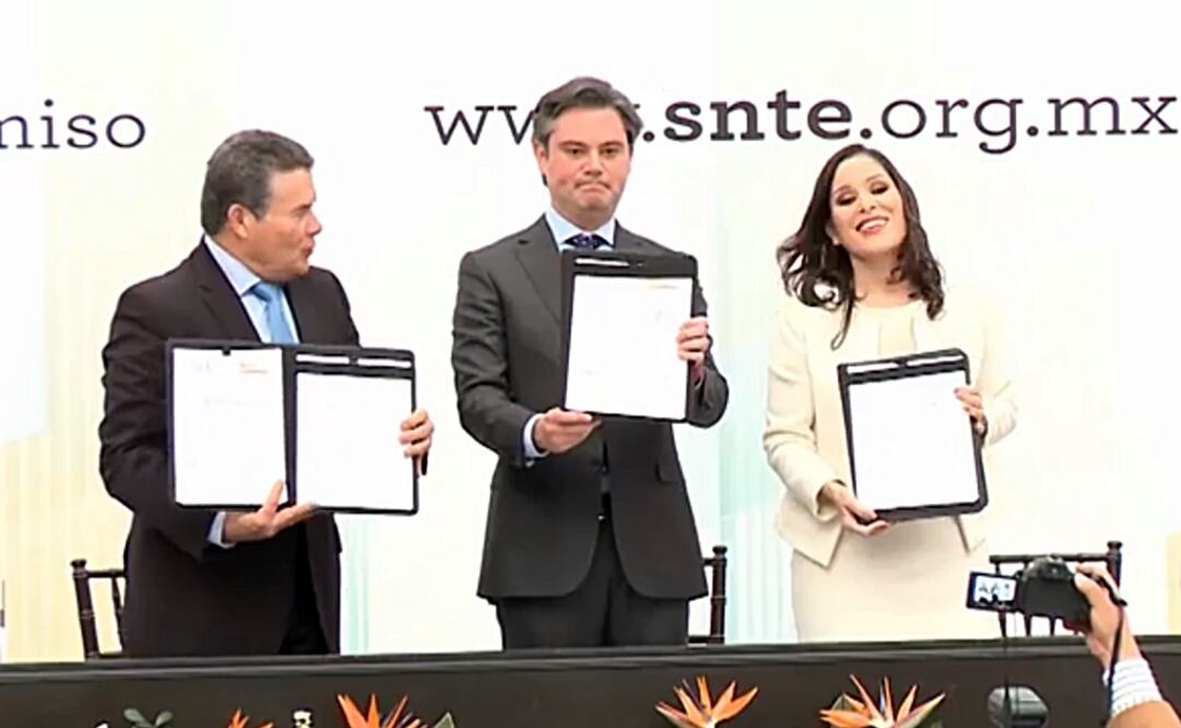 Juan Díaz de la Torre, líder del STE; Aurelio Nuño, titular de la SEP, y Ximena Puente de la Mora, presidenta del INAI, durante la firma del Convenio./Especial