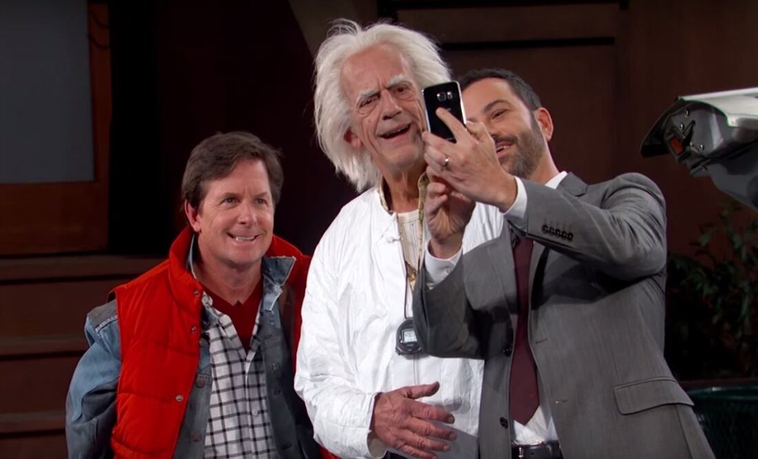 Marty McFly y Doc llegaron por fin al futuro al aterrizar el miércoles en su Delorean en el set del show Jimmy Kimmel Live!
