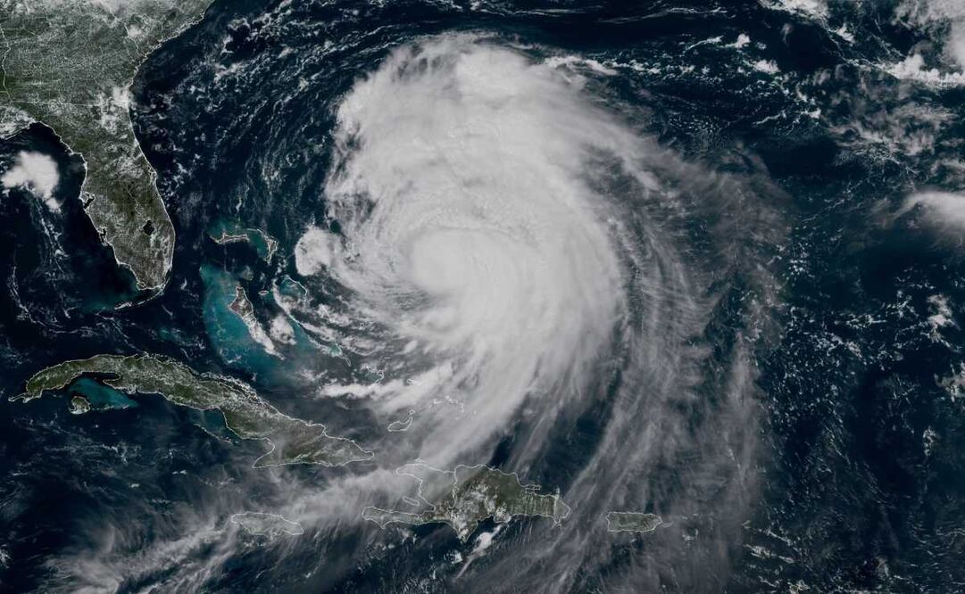 Esta imagen satelital GOES-19 GeoColor tomada el martes 19 de agosto de 2025 a la 1:20 de la tarde (hora del Este) y proporcionada por la Oficina Nacional de Administración Oceánica y Atmosférica (NOAA, por sus siglas en inglés) muestra al huracán Erin moviéndose lentamente hacia la costa este de Estados Unidos. Foto: AP