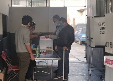 “Soy desempleado por culpa de Peña Nieto”, dice al votar en consulta popular