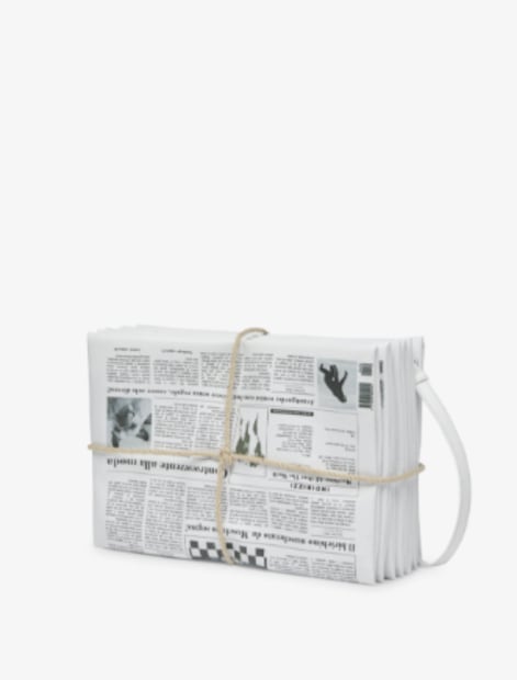 Además de la bolsa de papel periódico, la marca lanzó otros diseños muy interesantes. Foto: Moschino