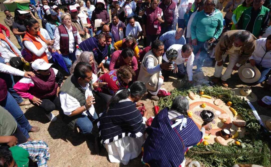 Con caracoles, plantas e incienso, indígenas otomíes realizaron ceremonias prehispánicas en honor de Delfina Gómez y así le dieron la bienvenida a los eventos que asistió en el tercer día de campaña proselitista Foto: Especial
