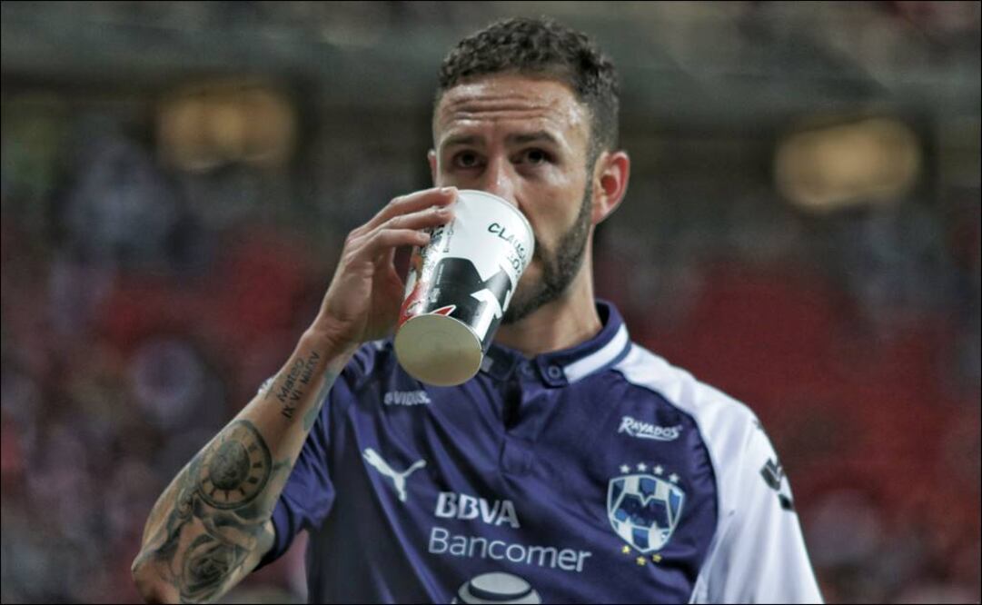 Miguel Layún tomando de un vaso que le arrojó la afición de Chivas en el estadio Akron. FOTO: IMAGO7