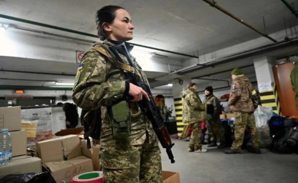 Irina Sergueieva se convirtió en la primera combatiente voluntaria ucraniana en firmar un contrato militar a tiempo completo. Foto: AFP