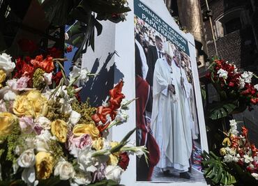 FOTOS: Mexicanos oran por la salud del papa Francisco; improvisan altar en la Basílica de Guadalupe