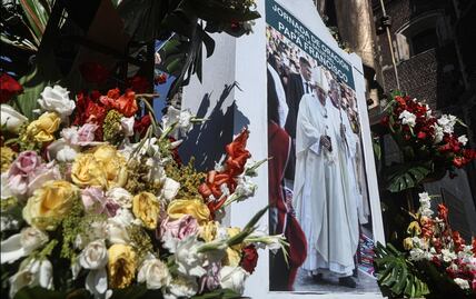 FOTOS: Mexicanos oran por la salud del papa Francisco; improvisan altar en la Basílica de Guadalupe