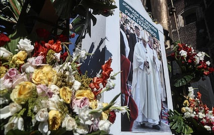 FOTOS: Mexicanos oran por la salud del papa Francisco; improvisan altar en la Basílica de Guadalupe