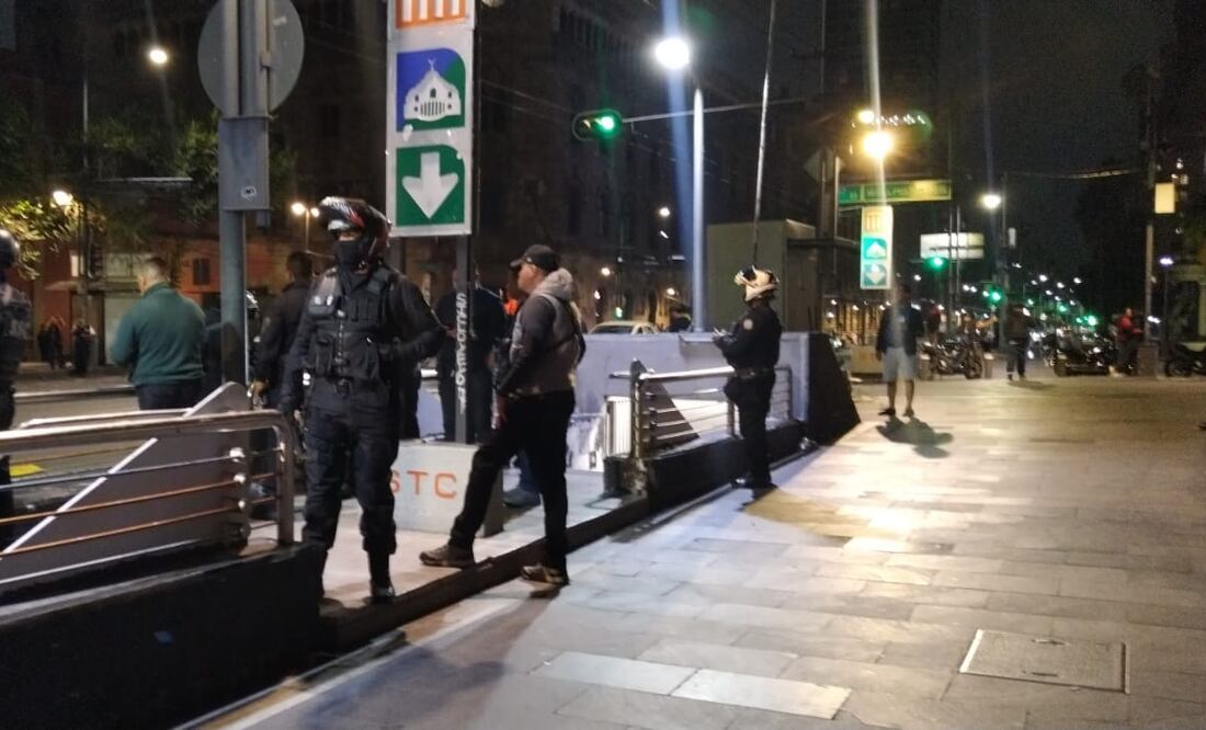 Policías resguardan las salidas del Metro Bellas Artes donde fue asesinado un hombre. FOTO: Diego Prado