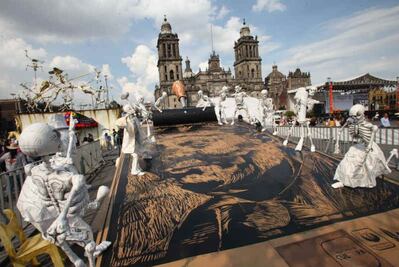 Zócalo será camposanto de poetas; alistan megaofrenda