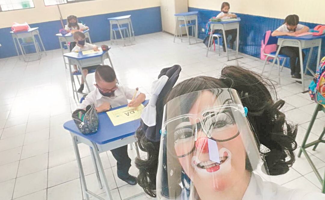 La payasa costarricense Ana González o Koketina visita una escuela de Costa Rica, con protocolos de distanciamiento y protección. Además le festejó un cumpleaños a una anciana. Fotos: Cortesía.