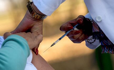 Investigan muerte de médico de EU que recibió vacuna contra Covid-19