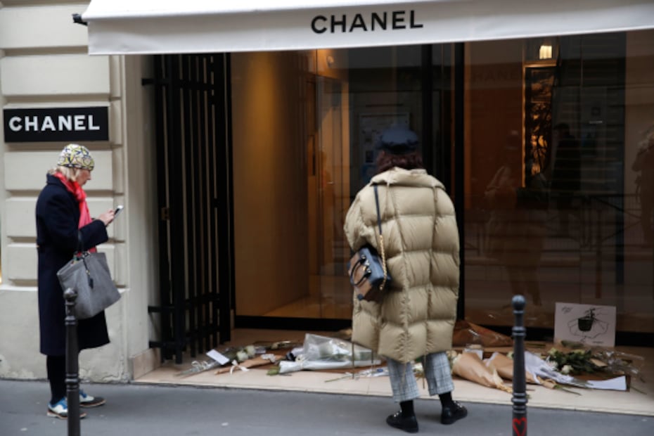 Seguidores de Karl Lagerfeld colocan flores en oficinas centrales de Chanel