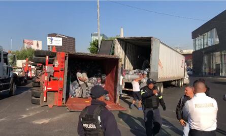 Tráiler cargado con 35 toneladas de telas se voltea en Tlalnepantla