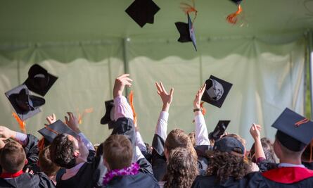 Abuelo recibe aplausos virtuales luego de graduarse de la Universidad a sus 72 años