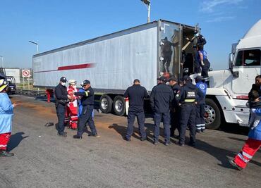 Chofer atropella a ciclista y le hallan 168 migrantes en caja de tráiler en Huehuetoca