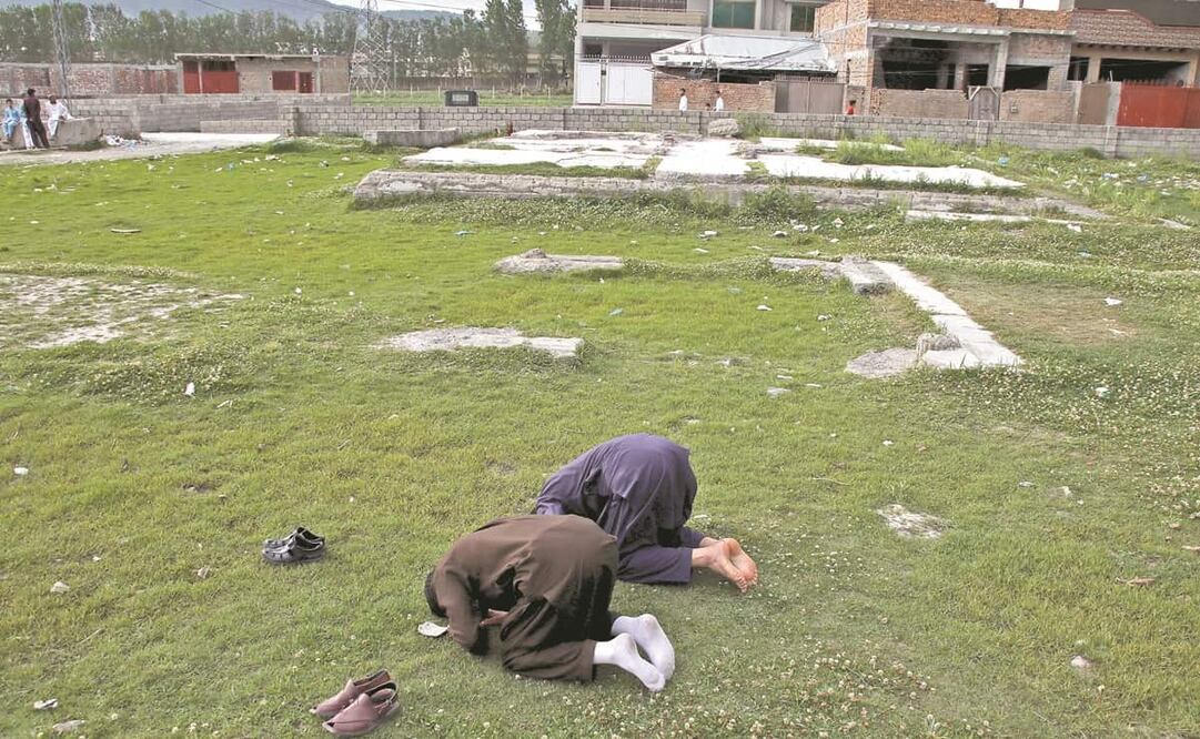 Personas, en el sitio demolido donde fue asesinado Osama bin Laden, en Abbottabad, Paquistán. Fotos: Sultan Dogar. EFE
