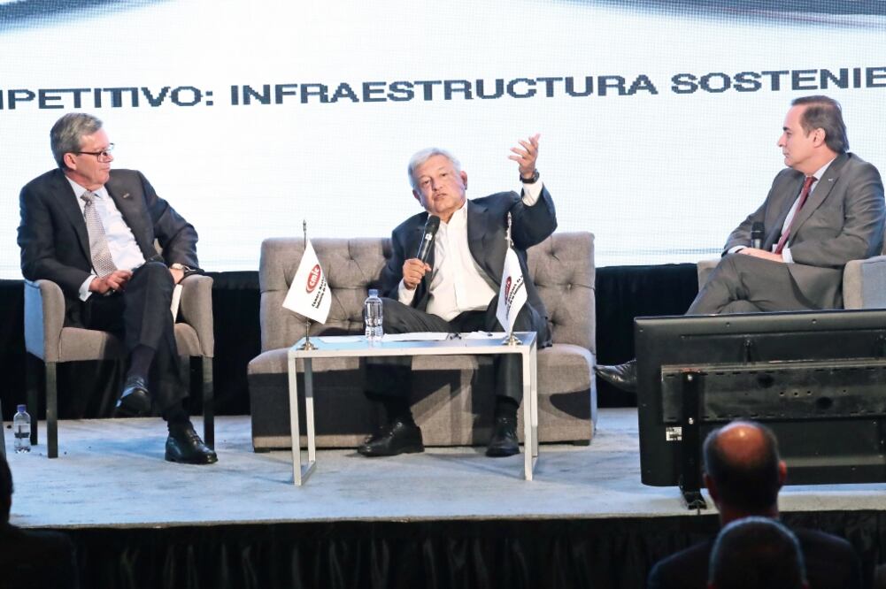 Andrés Manuel López Obrador (centro) plantea que con los contratos ya signados para el nuevo aeropuerto se construyan dos pistas aéreas. (FOTOS: ARIEL OJEDA. EL UNIVERSAL)