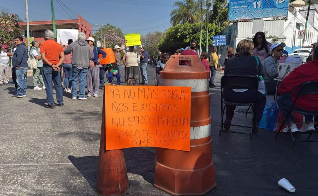 Jubilados y pensionados del SAPAC, bloquean avenida Morelos por falta del 65% del pago de su aguinaldo (25/02/2026). Foto: Especial