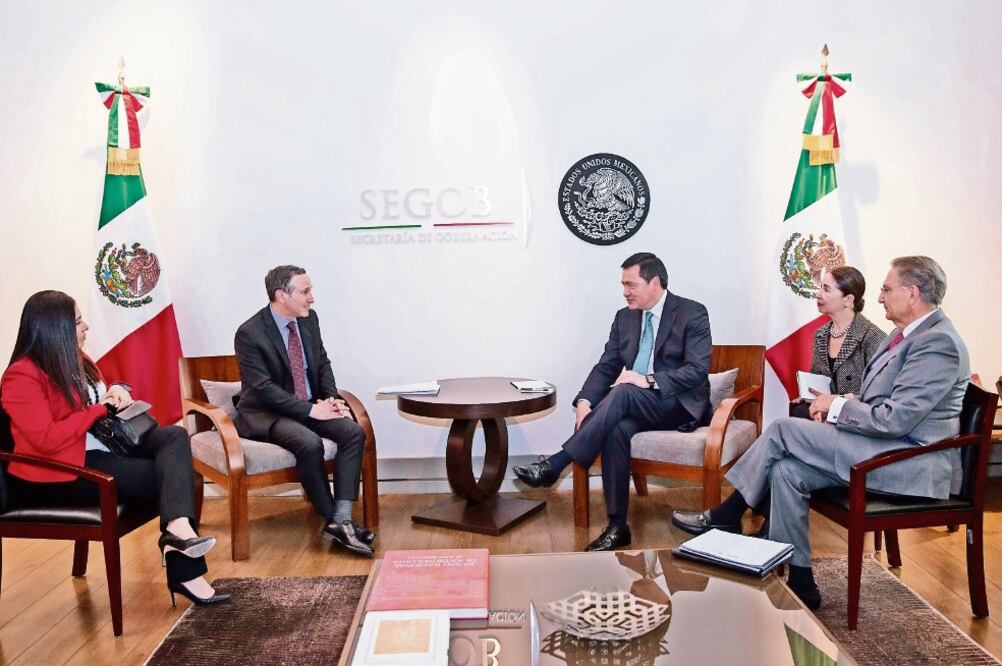 El secretario de Gobernación, Miguel Ángel Osorio Chong (tercero de izq. a der.), destacó que México, en colaboración con la Oficina de las Naciones Unidas para la Reducción del Riesgo de Desastres, será el anfitrión de la Plataforma Global 2017 (SEGOB)