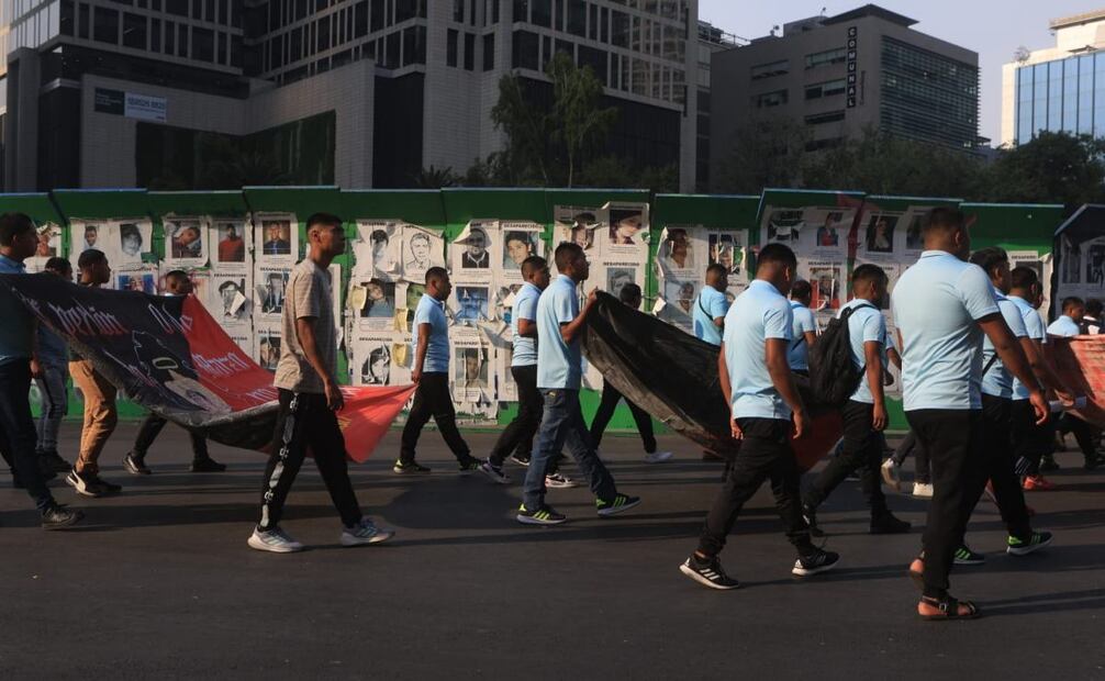 Padres y madres de los 43 normalistas desaparecidos de Ayotzinapa marchan del Ángel de la Independencia al Zócalo. Foto: Gabrial Pano. EL UNIVERSAL