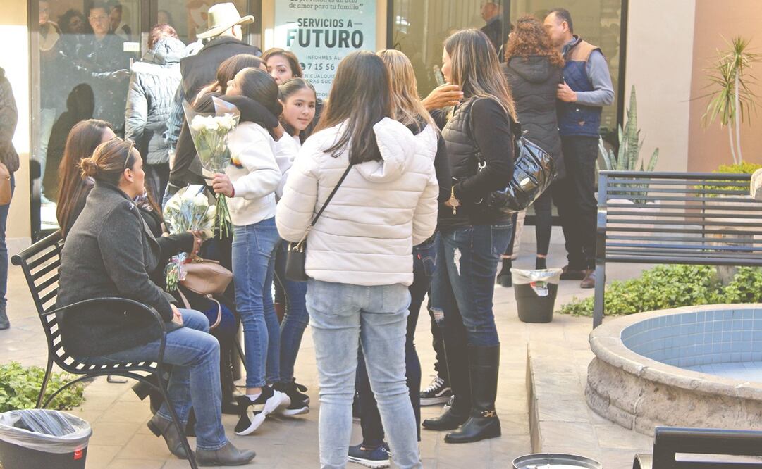 Alumnos y exalumnos del Colegio Cervantes acudieron a la funeraria a expresarle sus muestras de cariño a la maestra María Assaf Medina. Fotos: FRANCISCO RODRÍGUEZ. EL UNIVERSAL