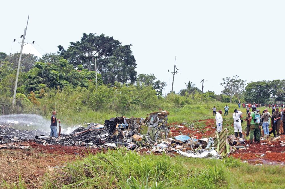 Equipos de rescate trabajan cerca de lo que quedó del Boeing 737-200 que se desplomó en Boyeros, Cuba, luego de despegar del Aeropuerto Internacional José Martí. Foto: ALEXANDRE MENEGHINI. REUTERS
