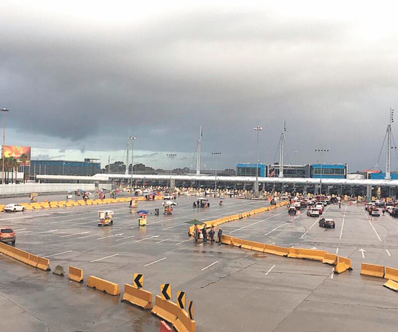 Hasta hace una semana circulaban por la garita San Ysidro alrededor de 60 mil vehículos diarios; hoy el flujo es drásticamente menor. Foto: ESPECIAL