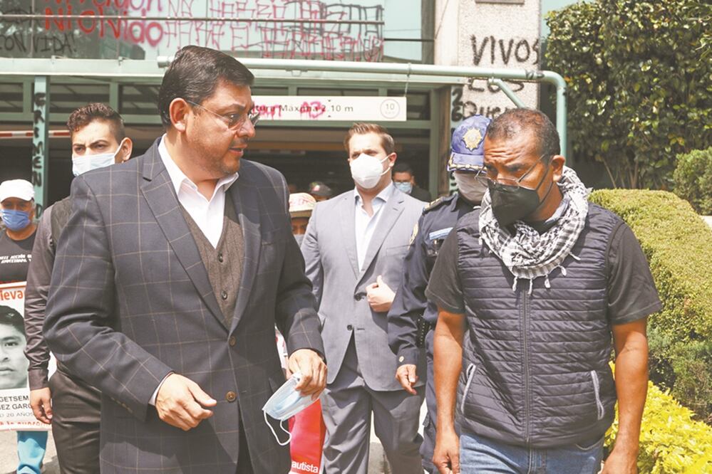 El abogado Vidulfo Rosales (der.) dijo que uno de los motivos por los que el caso Ayotzinapa se mantiene impune es por criterios de juzgados. Foto: CARLOS MEJÍA. EL UNIVERSAL