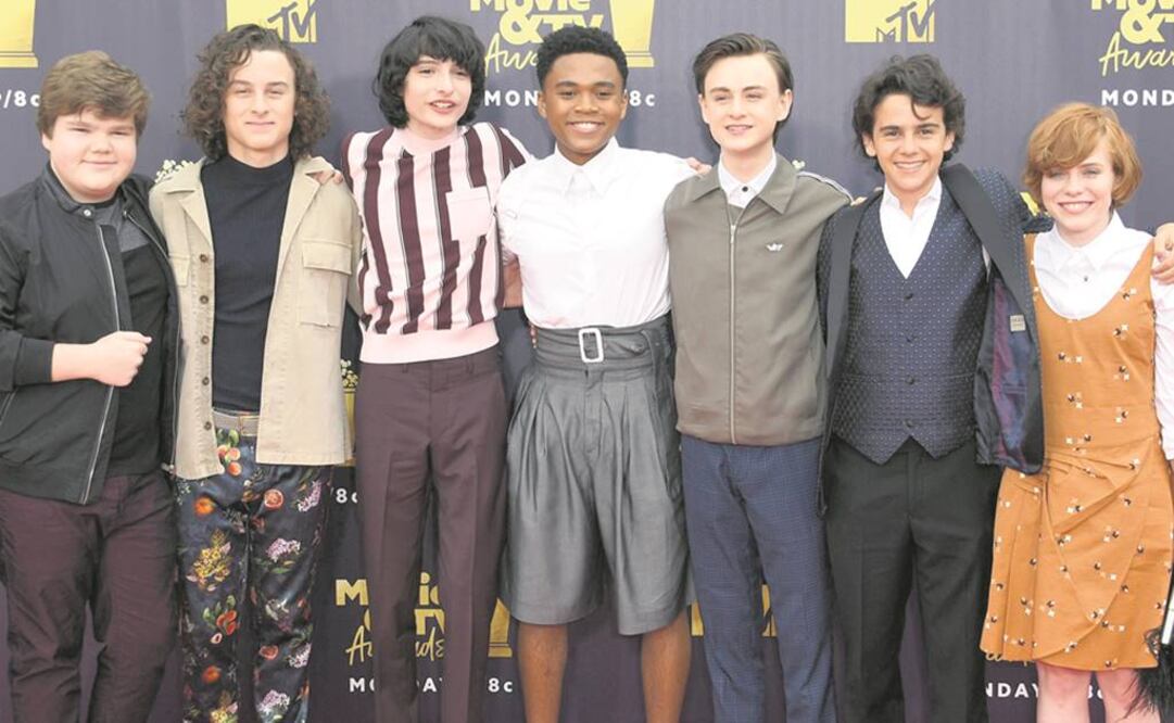 El elenco de la nueva película de It lució fresco y juvenil entre chaquetas, pantalones cortos, estampados y tenis ()