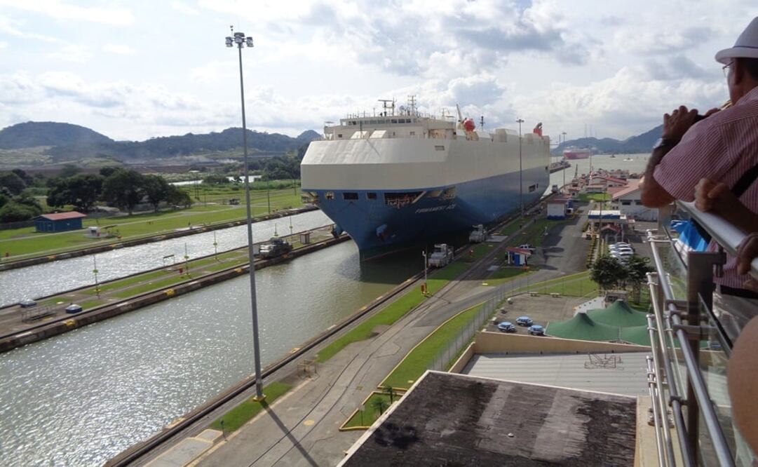 Un barco de Bahamas transita por las esclusas de Miraflores, en el sector del Océano Pacífico del Canal de Panamá. Foto: José Meléndez