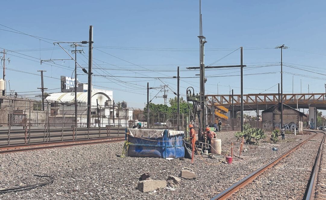 Trabajadores realizan estudios en vías por donde actualmente pasan ferrocarriles de carga. Foto: de Arturo Contreras. EL UNIVERSAL