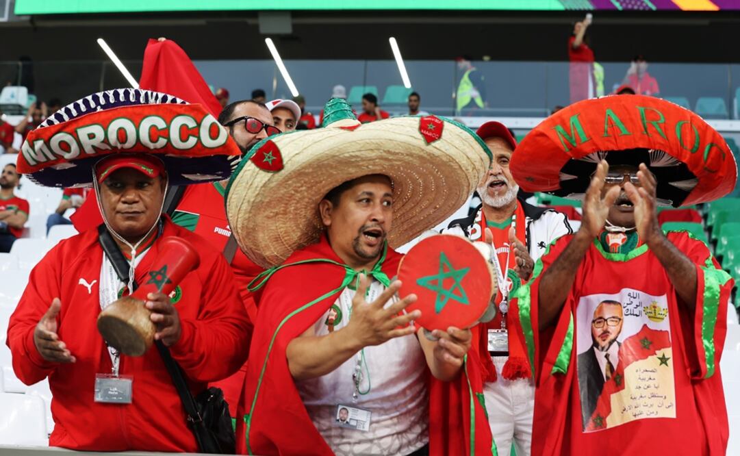 Un hincha de Marruecos (derecha) viste una camiseta con una foto del rey de Marruecos Mohammed VI mientras él y otros animan antes del partido de fútbol de octavos de final de la Copa Mundial. Foto: EFE