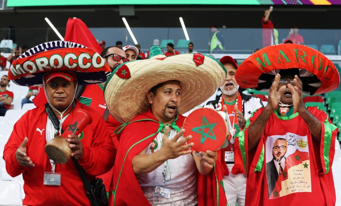 Un hincha de Marruecos (derecha) viste una camiseta con una foto del rey de Marruecos Mohammed VI mientras él y otros animan antes del partido de fútbol de octavos de final de la Copa Mundial. Foto: EFE