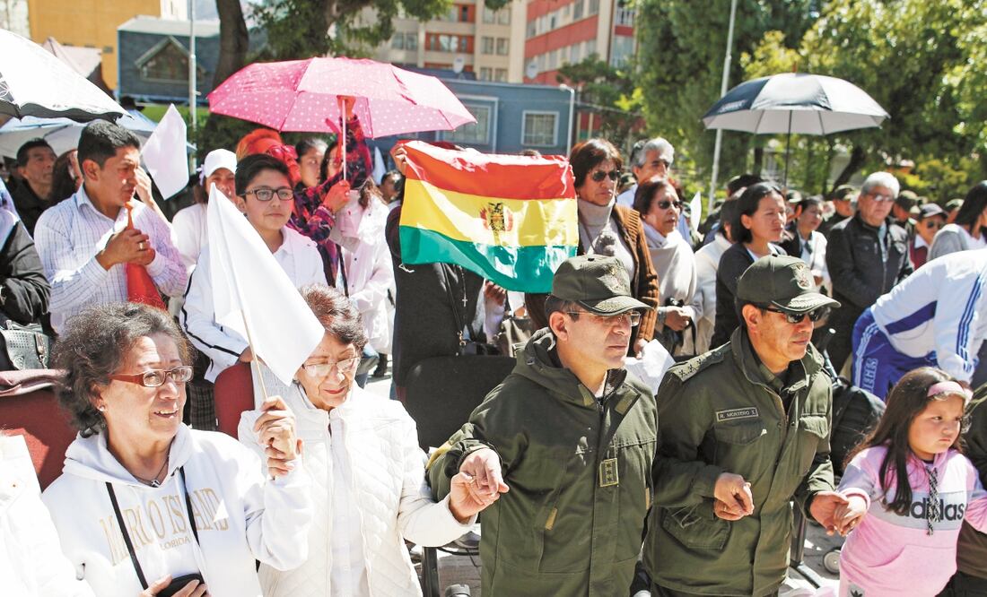 Bolivianos, incluyendo policías, participaron ayer en una oración masiva por la paz, en momentos en que el país vive una crisis política. Foto: NATACHA PISARENKO. AP