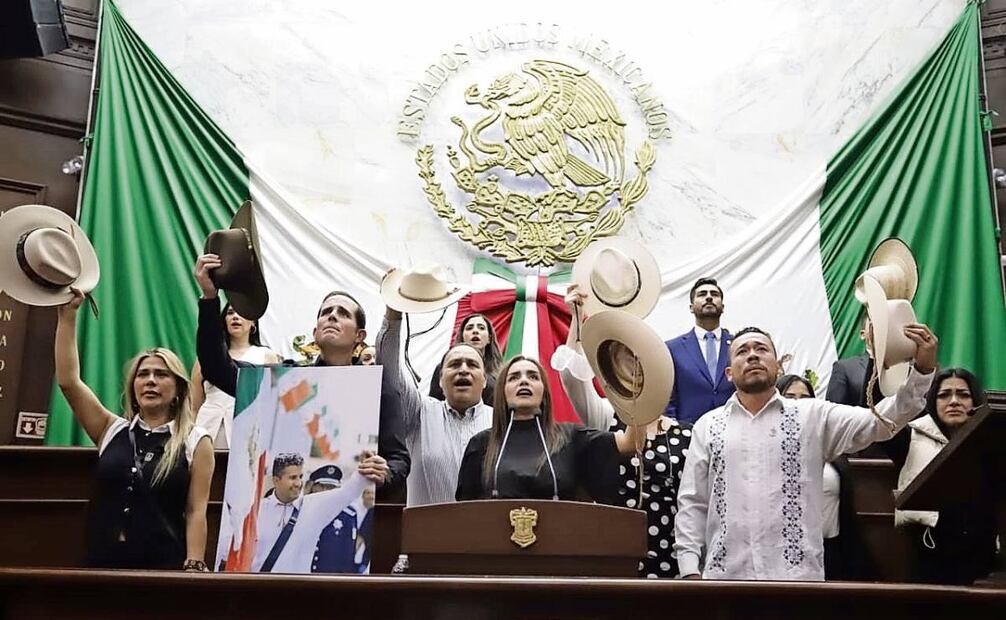 Grecia Quiroz rindió protesta como alcaldesa de Uruapan rodeada de diputados locales que llevaban sombreros en apoyo al Movimiento del Sombrero, de Carlos Manzo. Foto: Charbell Lucio