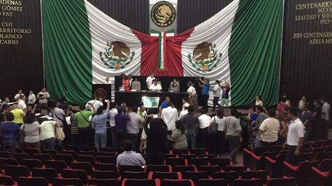 Congreso de Q. Roo sesiona en medio de manifestantes