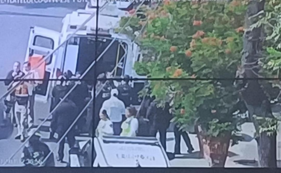 Riña en colonia Morelos deja dos oficiales lesionados; detienen a tres presuntos agresores.
Foto: Especial.