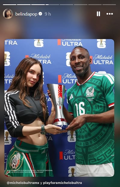 Belinda le entrega el Superior Player of the Match al futbolista Julián Andrés Quiñones.
Instagram belindapop