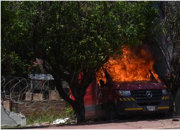 Normalistas de Ayotzinapa lanzan petardos e incendian camioneta frente a instalaciones militares en Iguala, Guerrero