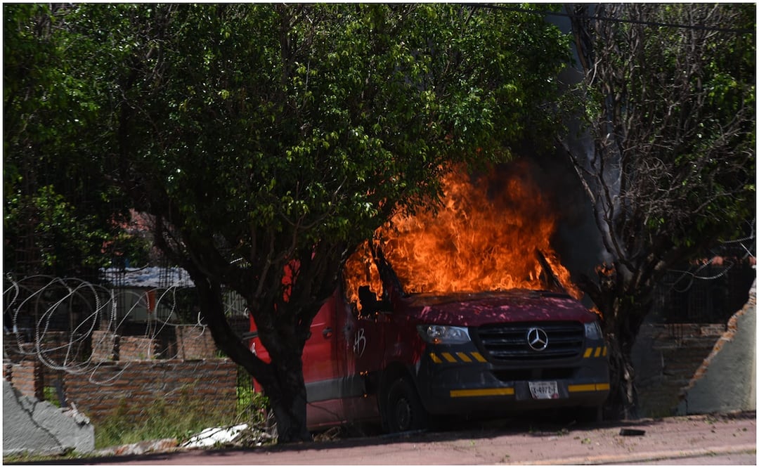 Este 20 de septiembre, estudiantes protestaron por la desaparición de los 43 normalistas de Ayotzinapa; lanzaron petardos y quemaron una camioneta frente al campo militar no. 35 en Iguala, Guerrero. Foto: Salvador Cisneros / EL UNIVERSAL