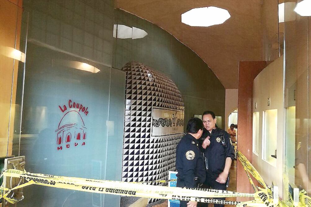 Al tratar de impedir el robo, un elemento de la SSP capitalina resultó lesionado. Los hechos ocurrieron en una joyería que está dentro de la plaza San Ángel Inn, colonia Altavista, en las inmediaciones de la Álvaro Obregón. (ARMANDO MONROY. CUARTOSCURO)