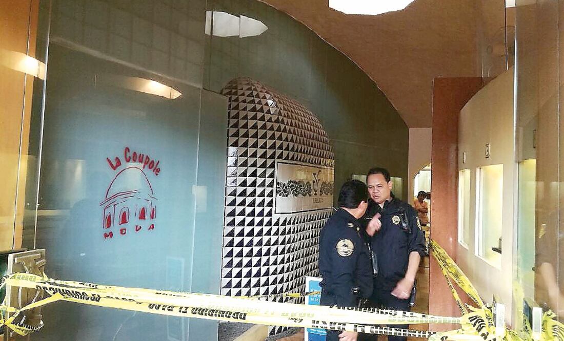 Al tratar de impedir el robo, un elemento de la SSP capitalina resultó lesionado. Los hechos ocurrieron en una joyería que está dentro de la plaza San Ángel Inn, colonia Altavista, en las inmediaciones de la Álvaro Obregón. (ARMANDO MONROY. CUARTOSCURO)