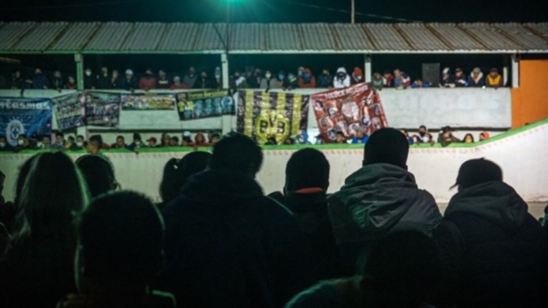 Un pueblo libre de Covid en mayo, sin restricciones en octubre, con moños negros en diciembre
